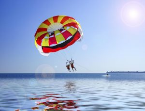2123954-personnes-parachute-ascensionnel-sur-un-plan-d-eau-avec-ciel-bleu-clair-gratuit-photo